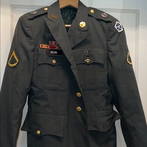 Vintage US Army Airborne military jacket with pins & badges